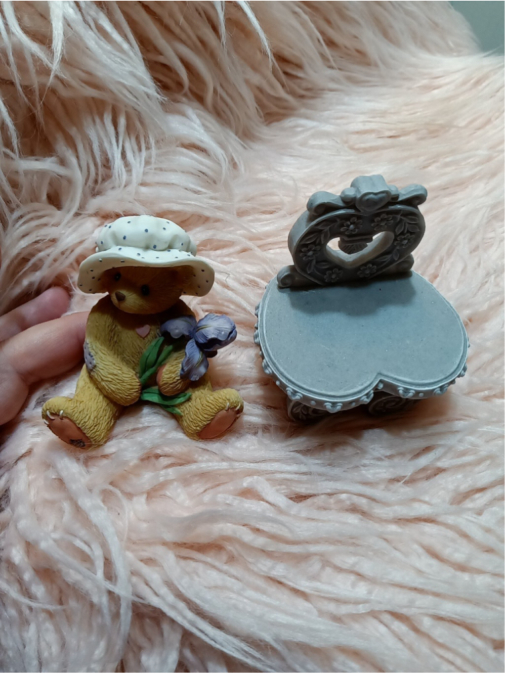 Cherished Teddies, Iris, "You're The Iris Of My Eye" with Pedestal 2 PCs Flowers